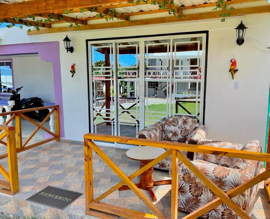 Posada Villa Bryan Rocky Point Eksteriør billede